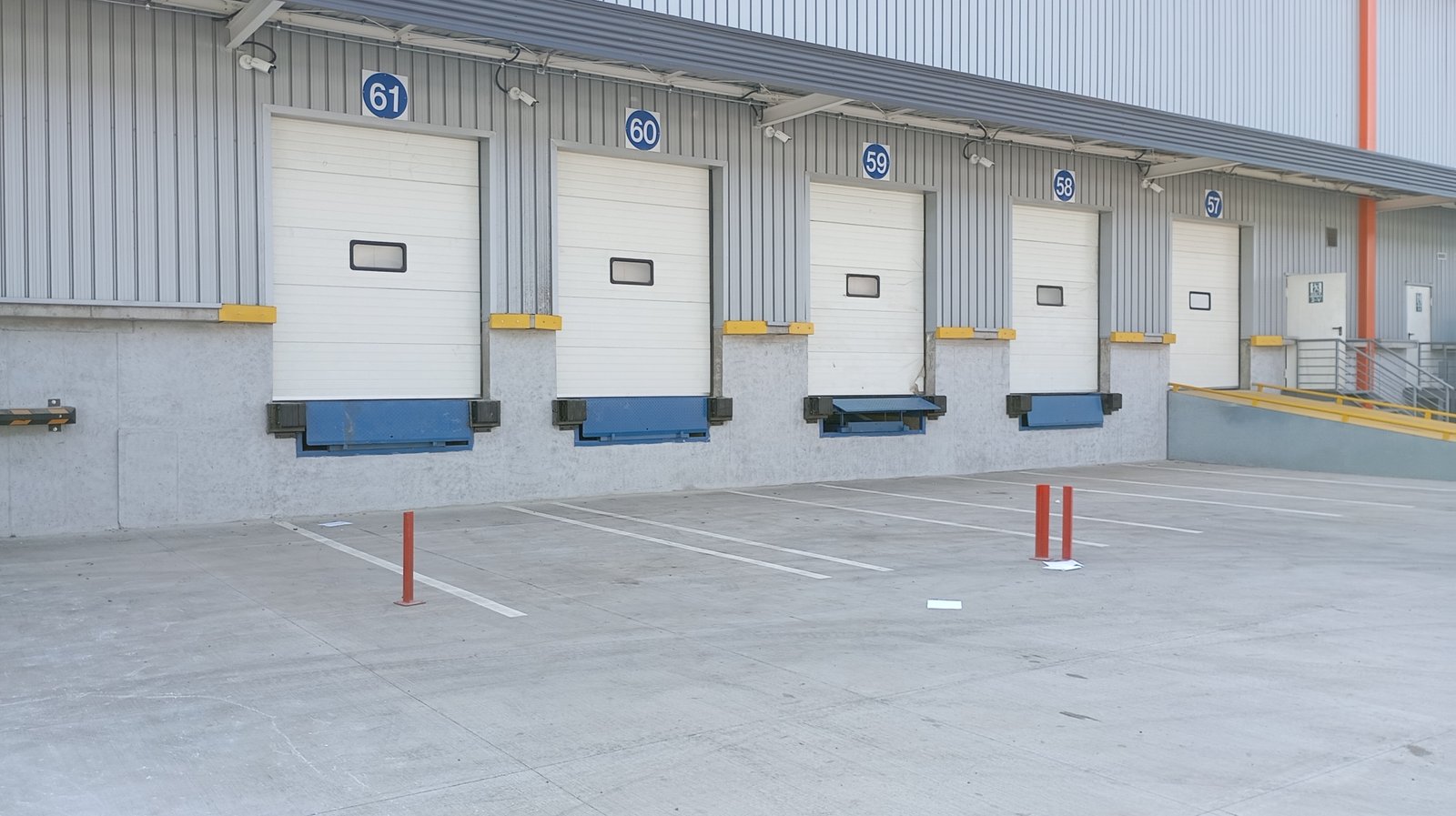 Vista completa de un muro de hormigón restaurado